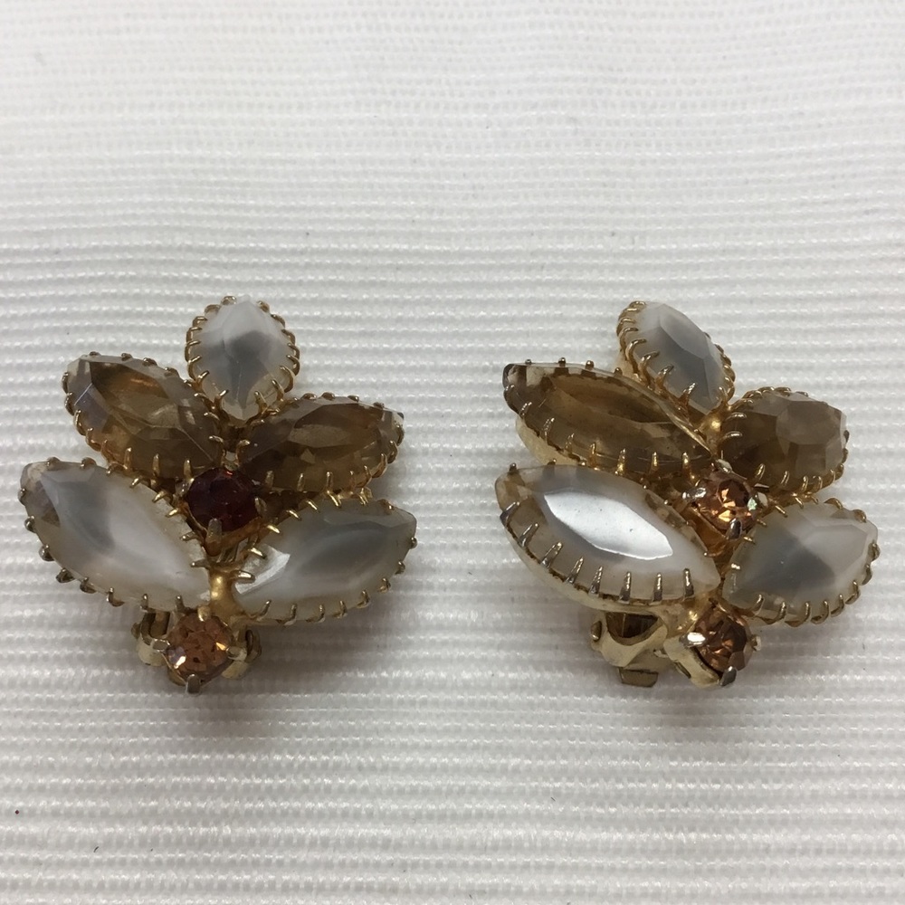 Lovely Brooch & Clip Earrings Set - Picture 3 of 6